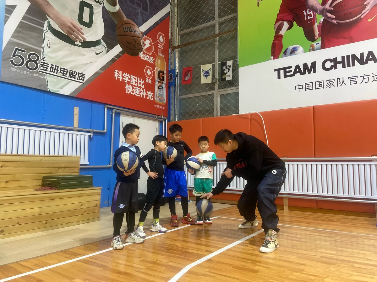 业余篮球爱好者在哪里可以找到表演赛资源_2